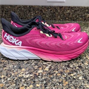 Hoka Women's Pink Running Shoes ARAHI 6 size 10.5